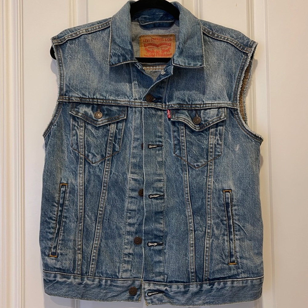 VINTAGE LEVIS Denim Distressed Vest  SIZE SMALL, GREAT CONDITION.